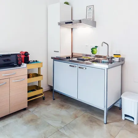 Easy Flat Vezia, Indipendent Entrance, Free Parking شقة *